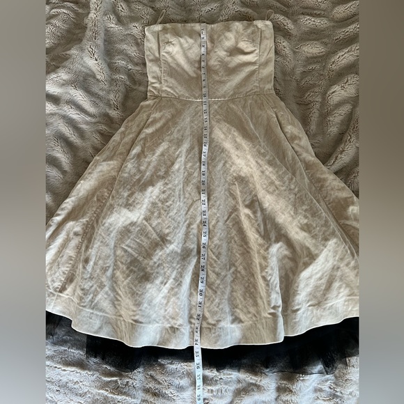 Banana Republic Strapless Crinkled Velvet dress with tulle underskirt, size 4 - Picture 10 of 16